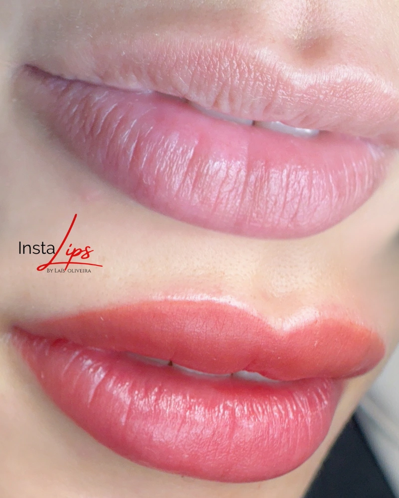 Antes e depois de micropigmentação labial