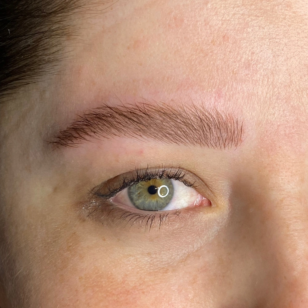 Resultado natural do método HSBROWS de micropigmentação de sobrancelhas